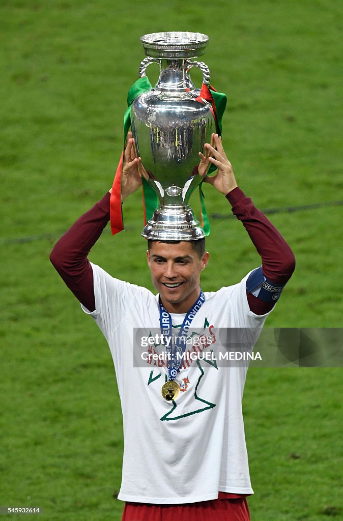 FBL-EURO-2016-MATCH51-POR-FRA-TROPHY