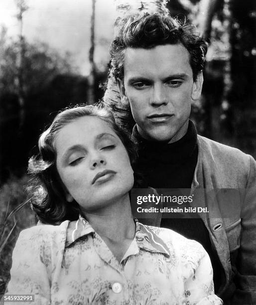 Jacobsson, Ulla - Actress, Sweden - *-+ Scene from the movie 'Hon dansade en sommar'' with Folke Sandquist Directed by: Arne Mattsson Sweden 1951...