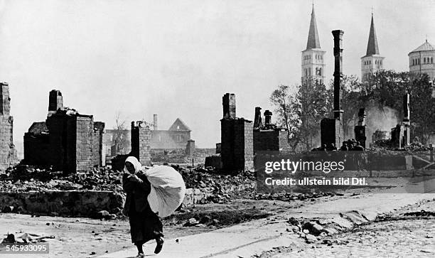Lithuania: after the withdrawal of the Soviet occupation and the invasion of the German troops: Lithuanian on her return in hometown - -...