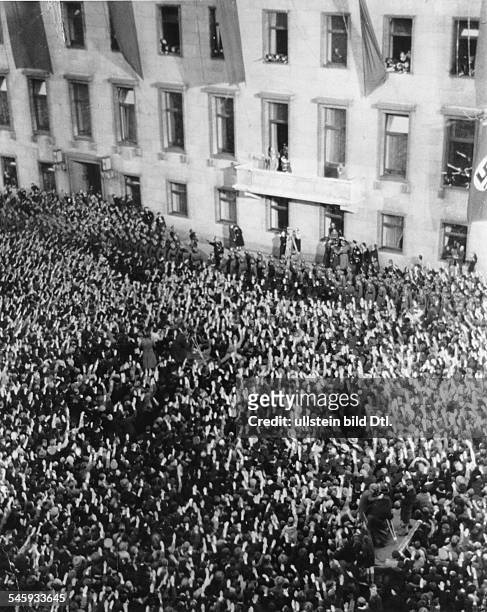 Adolf Hitler grüßt vom Balkon derReichskanzlei in Berlin zurMenschenmenge auf dem Wilhelmplatz;rechts neben Hitler: Hermann Göring