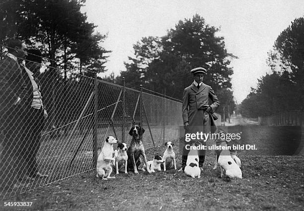 Sylvester Schäffer Jr.*22.01.1885-1949+ Artist, Akrobat, Jongleur, Schauspieler, Dmit seinen Jagdhunden, hinter dem Zaun mit Hut sein Impressario Sam...