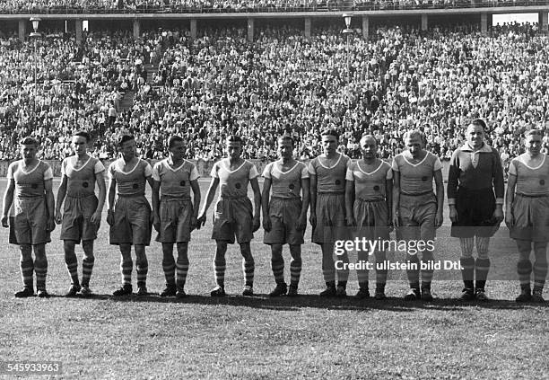 Endspiel um die deutsche Meisterschaft vor 95.000 Zuschauern im Olympiastadion von Berlin: FC Schalke 04 - Dresdner SC 1:0Schalke 04 in Reihe vor dem...