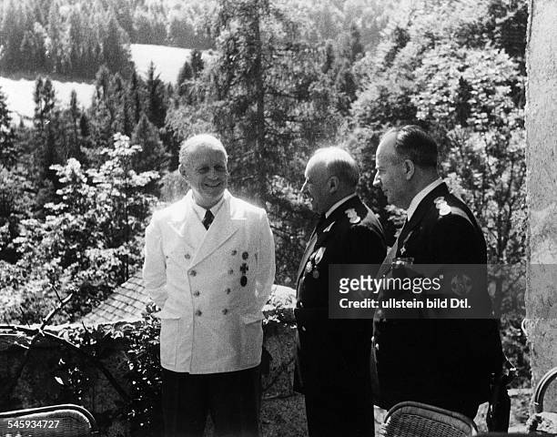 Reichsaussenminister Joachim v. Ribbentrop im Gespräch mit demrumänischen Ministerpräsidenten IonGigurtu und Aussenminister MihaiManoilescu auf...