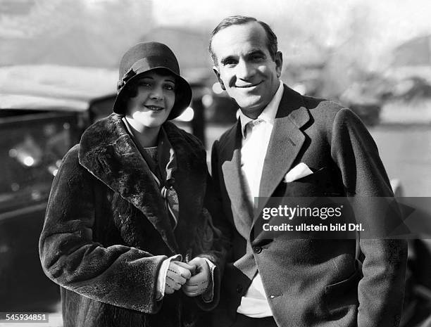 Jolson, Al *26.05.1886-+Saenger, Entertainer, USA - mit seiner Ehefrau, Originaltexte: "Mr. And Mrs. Al Jolson smile for the still cameraman. Jolson...