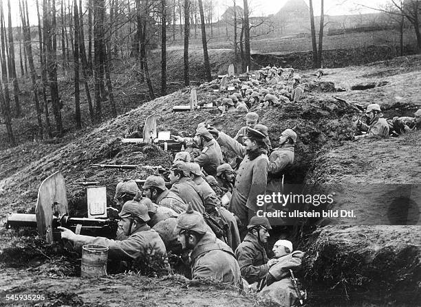 German lines in Masuren near Darkehmen after the battle at the Masuren lake district: A machine-gun regiment standing in position in a trench -...