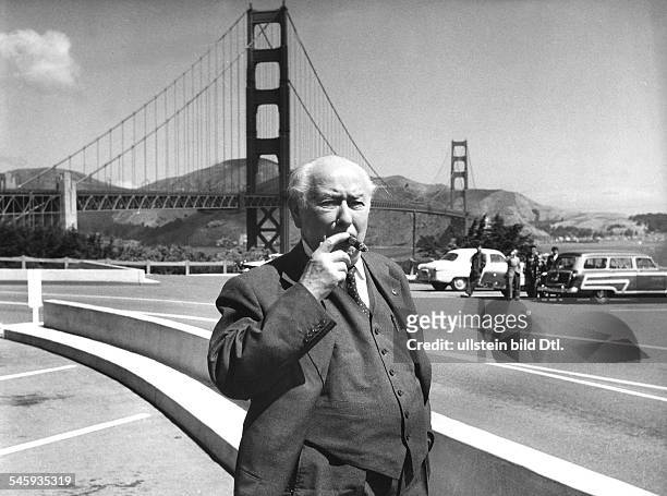 Bundespräsident Theodor Heuss in SanFrancisco vor der Golden Gate Brücke- Juni 1958