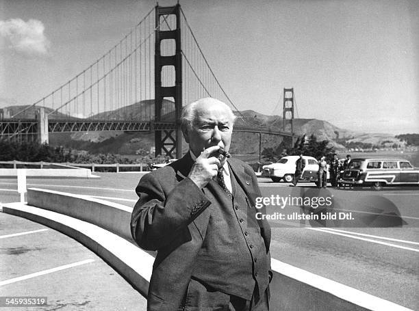 Bundespräsident Theodor Heuss in SanFrancisco vor der Golden Gate Brücke- Juni 1958