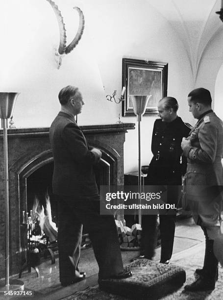 Reichsaussenminister Joachim v. Ribbentrop im Gespräch seinen Amtskollegenaus Spanien, Ramon Serrano Suner ,und aus Italien, Galeazzo Graf Ciano, auf...