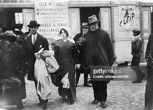 Guitry, Sacha *21.02.1885-+Schauspieler, Regisseur, Autor, Frankreich- , in Begleitung der franzoesischen Schauspielerin Jeanne Prevost bei der...