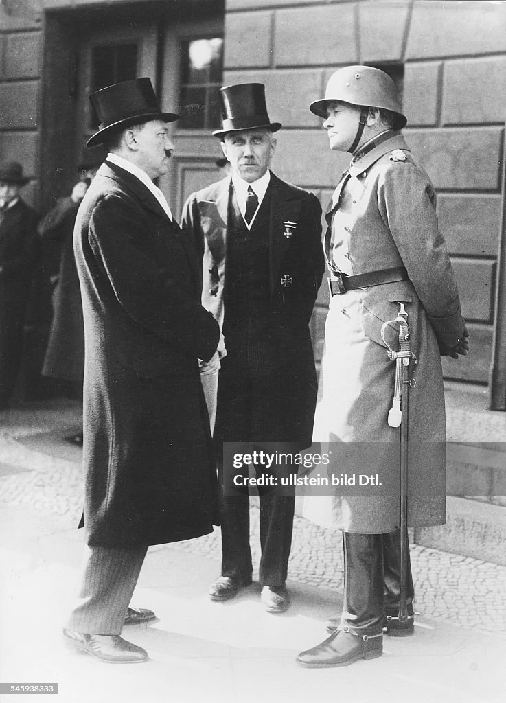 Volkstrauertag - Warten vor der Staatsoper auf das Eintreffen von Hindenburg; Hitler, v.Papen und v.Blomberg (v.l.n.r.)