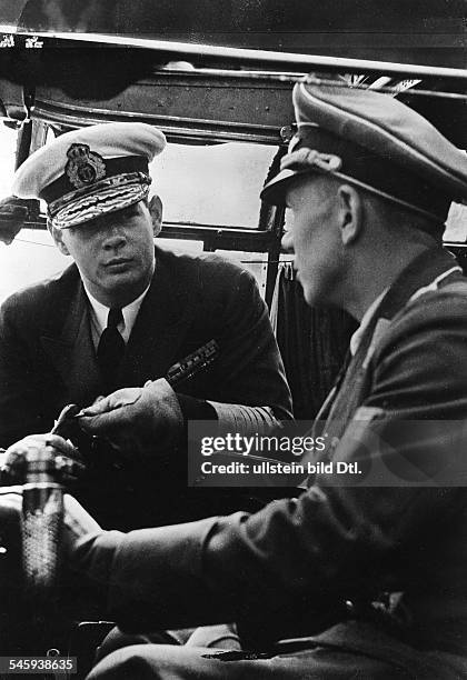 König von Rumänien 1927-1930sowie 1940-1947besucht einen deutschen Seefliegerhorstam Schwarzen Meer und lässt sich einFlugzeug erklären.