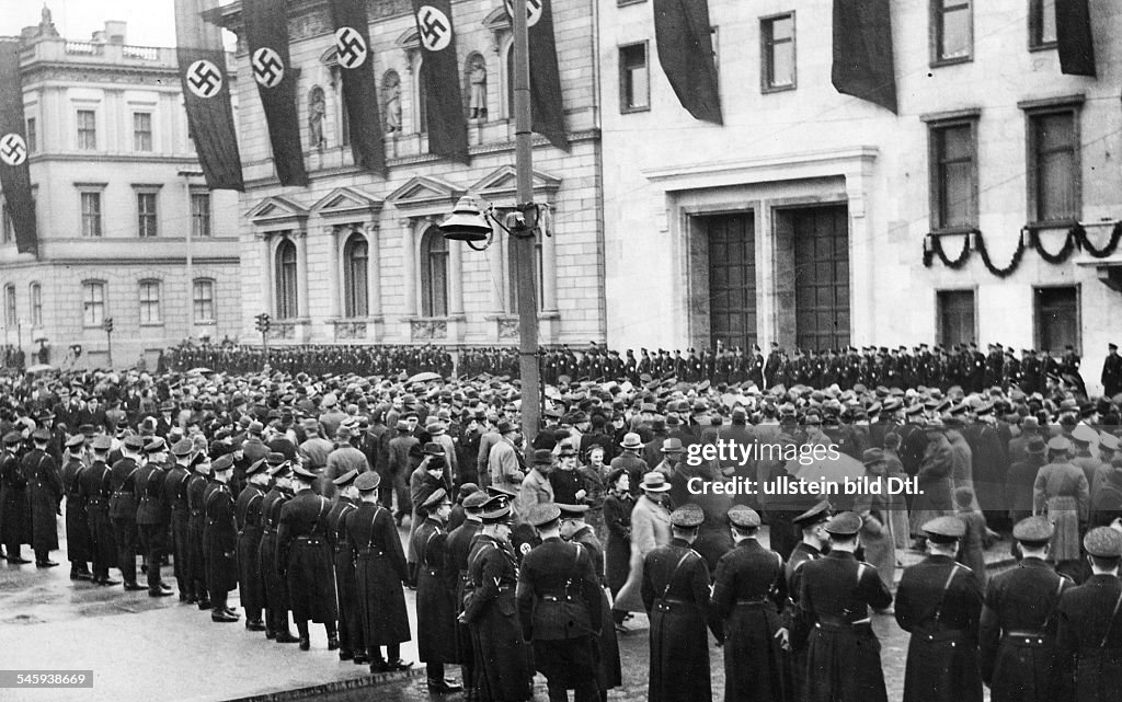 Demos 1939 - Menschenmenge wartet auf Hitlers Rückkehr aus Prag vor der Reichskanzlei in Berlin