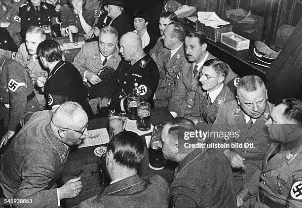 Während der Feier im Münchener Hofbräuhausam Tisch von links :Reichsschatzmeister Franz Xaver Schwarz,Reichsleiter Philipp Bouhler, derReichsminister...