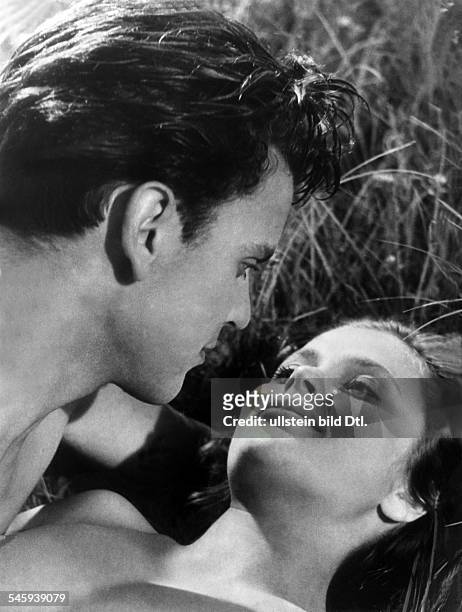 Jacobsson, Ulla - Actress, Sweden - *-+ Scene from the movie 'Hon dansade en sommar'' with Folke Sandquist Directed by: Arne Mattsson Sweden 1951...