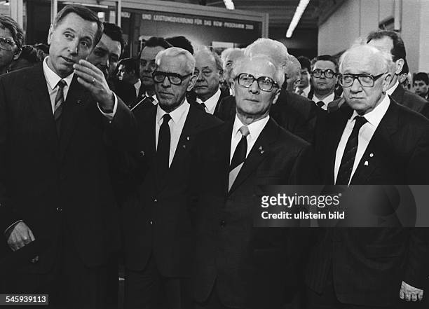 Der Minister für Elektrotechnik FelixMeyer, Willi Stoph, Erich Honecker undHorst Sindermann beim Rundgang durchdie Messehallen-