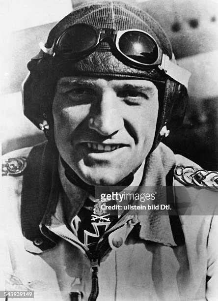 Hans-Ulrich Rudel *-+ officer, Stuka dive-bomber pilot, D; portrait with Ritterkreuz zum Eisernen Kreuz und Eichenlaub mit Schwertern und Brillanten...