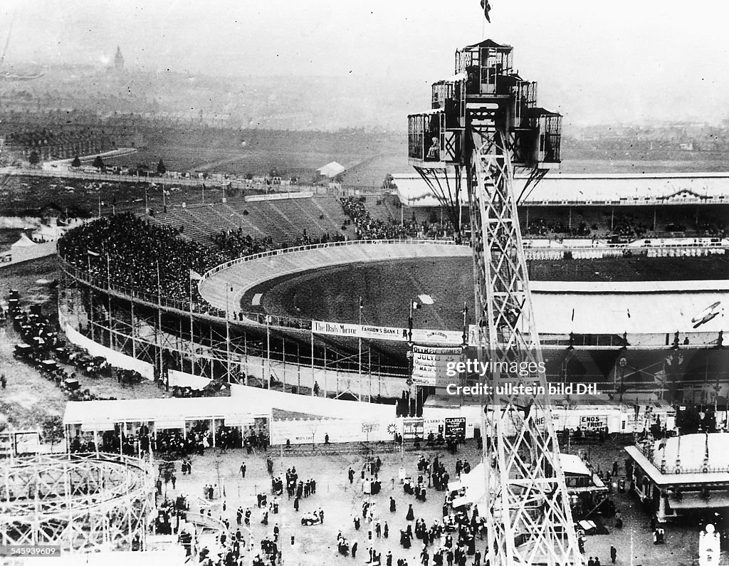 White City Stadium in Shepherd's Bush, London: people arrrive for the ...