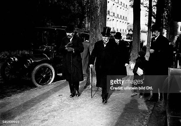 Politiker, Frankreich- Präsidentenwahlen Versailles am. Clemenceau verläßt nach demFrühstück des Hotel des Reservoirs, umsich zum Kongresssaal zu...