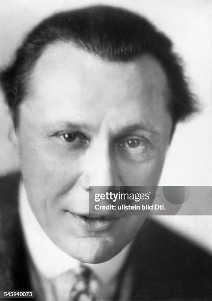 Molo, Walter von - Actor, Germany*1880-1958+- Portrait- Photographer: Lotte Jacobi- Published by 'Berliner Morgenpost'
