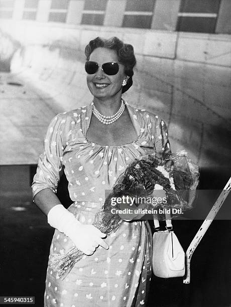 Begum Aga Khan *15.02..2000+Indisch-franzoesische Fuerstin, Frankreich4. Ehefrau von Aga Khan III.- Portrait mit Sonnenbrille und Blumenstrauss