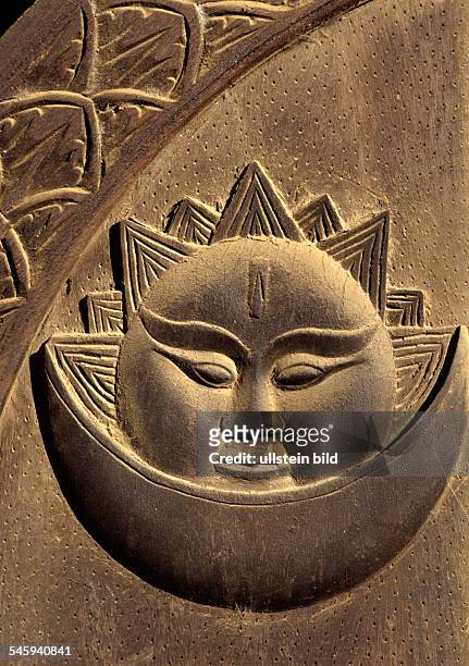 Nepal Madhya Patan Lalitpur - wooden door of the palace of Patan, 17th century: symbol of the sun with the sign of god Vishnu - 2009