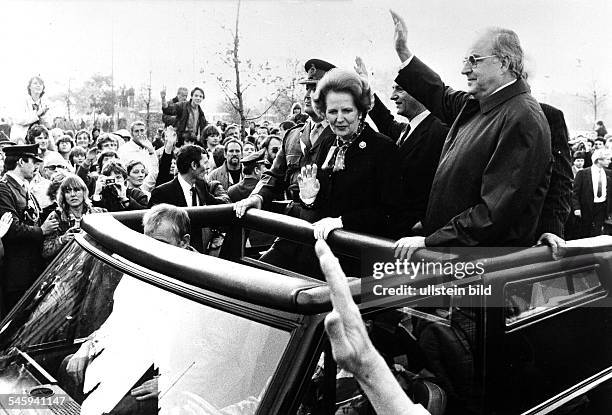 Besuch von Premierministerin Thatcher in Berlin: Margaret Thatcher und Bundeskanzler Helmut Kohl auf der Fahrt im offenen Auto durch die Stadt