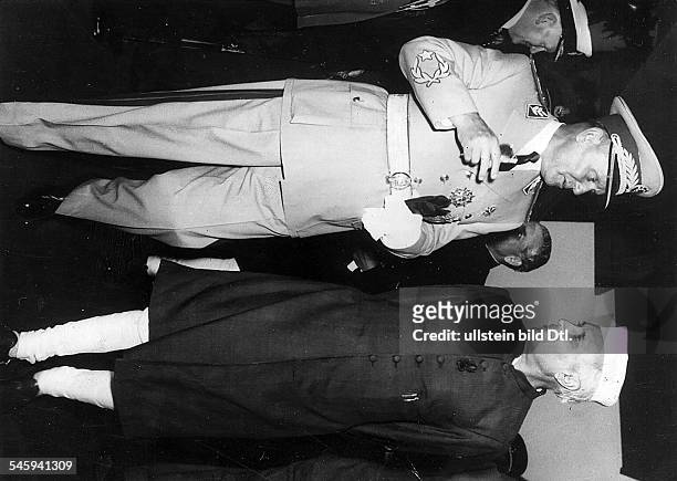 Der jugoslawische Staatspräsident JosipTito während seines Staatsbesuchs inIndien im Gespräch mit dem indischenMinisterpräsidenten Nehru nach...