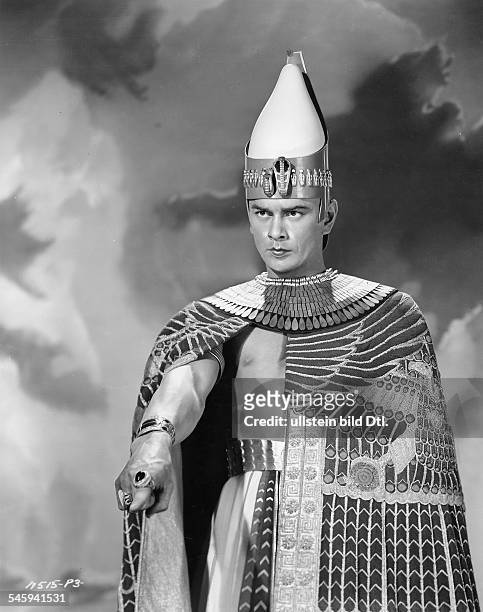 Brynner, Yul - Actor, USA - * -+ Scene from the movie 'The Ten Commandments'' as Pharaoh Ramses II Directed by: Cecil B. DeMille USA 1956 Vintage...