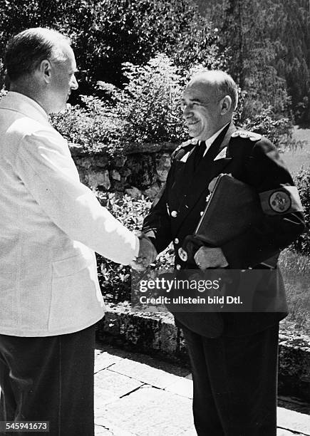Reichsaussenminister Joachim v. Ribbentrop begrüsst den rumänischenMinisterpräsidenten Ion Gigurtu aufSchloss Fuschl am Fuschlsee