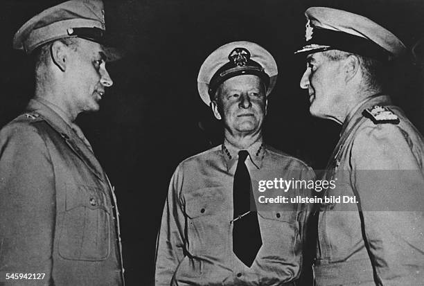 Offizier, Marine, USAOberbefehlshaber der US-Streitkräfte im ZentralpazifikAdmiral Nimitz mit dem Kommandeur der britischen Pazifik-Flotte, Admiral...
