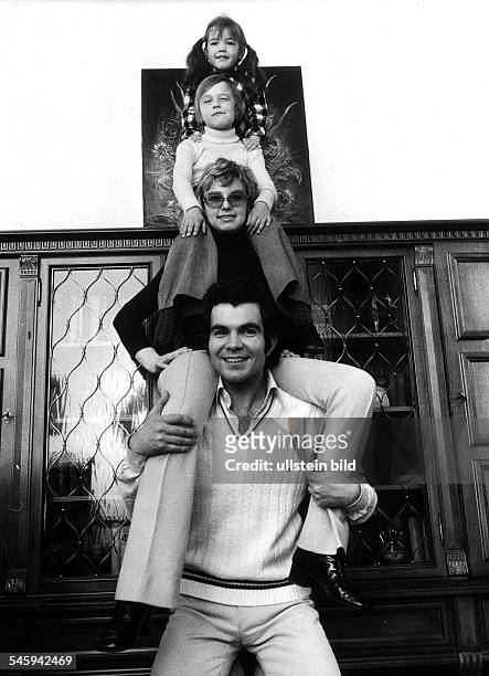 Wilcke, Claus *-Schauspieler, D- mit seiner Frau und seinen zwei Kindern- 1972