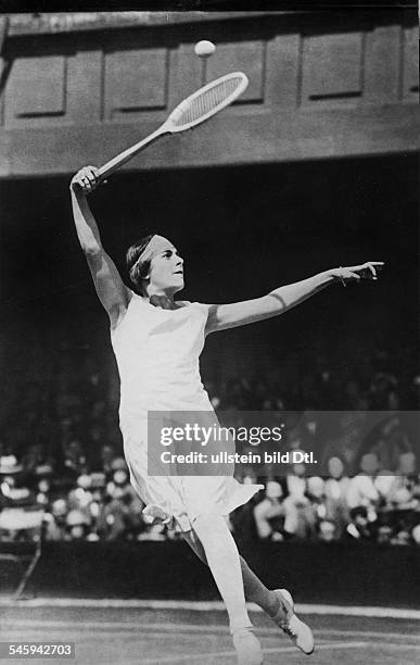 Tennisspielerin, E.im Spiel gegen Cilly Aussem inWimbledonerschienen Quer 8/1928Foto: John Graudenz