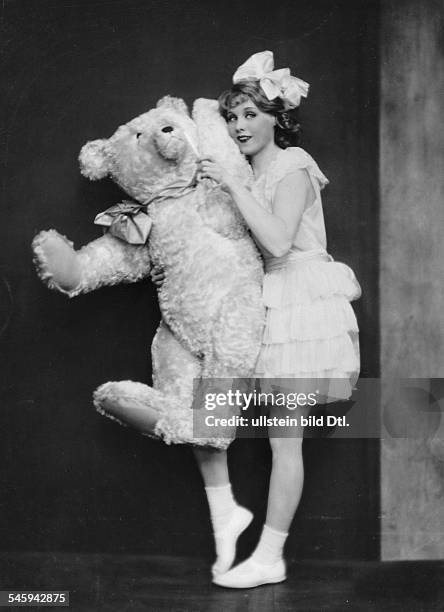 Anni Ondra Schmeling*-+actress, Germanyposing with a teddy bear- date unknown, probably arround 1926photo by Atelier Martin Badekow