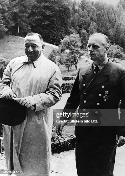 Reichsaussenminister Joachim v. Ribbentrop und der bulgarischeMinisterpräsident Bogdan Filoff bei der Ankunft auf Schloss Fuschl amFuschlsee