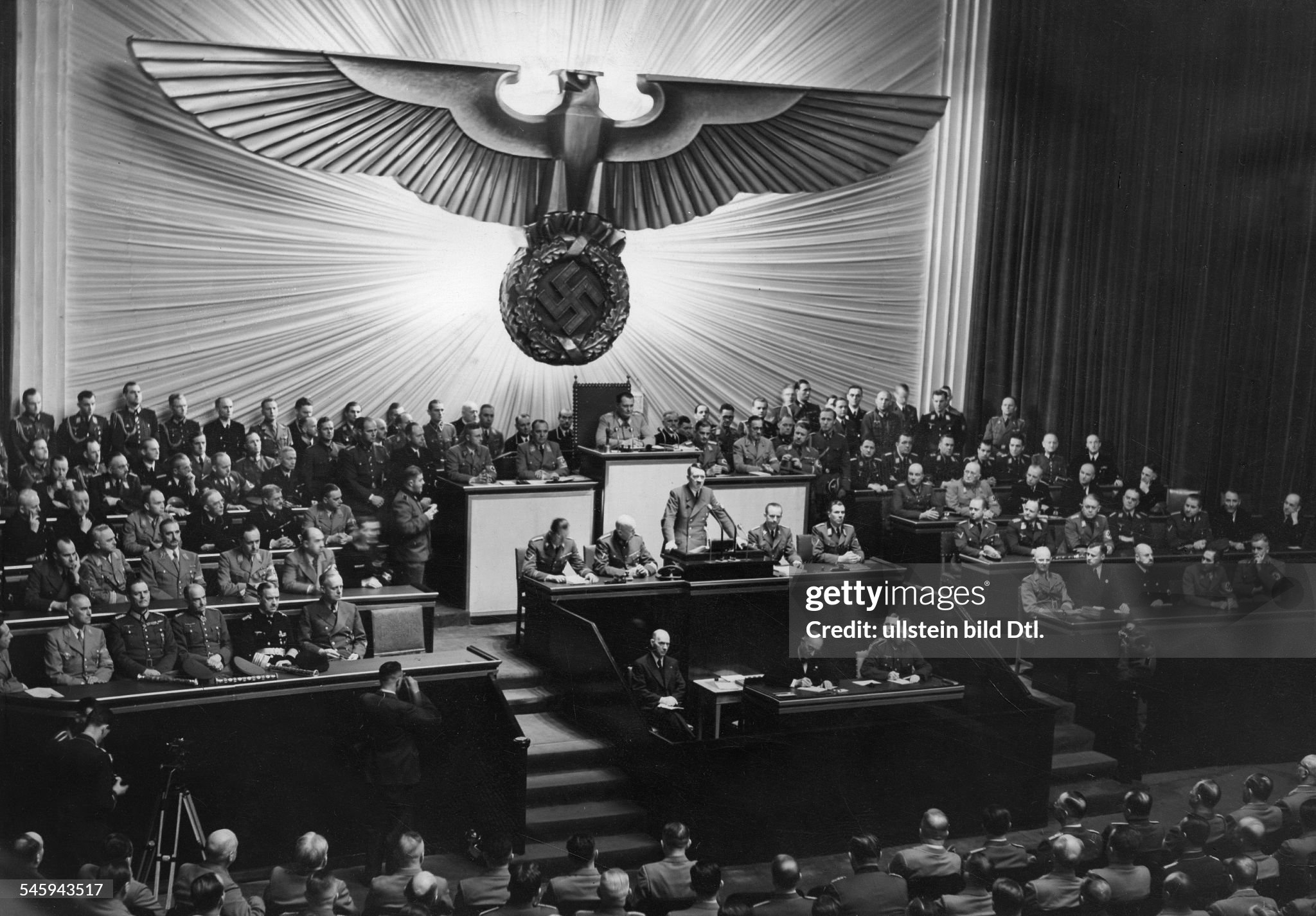 Hitler Tháo Gỡ Một Nền Dân Chủ Chỉ Trong 53 Ngày Như Thế Nào