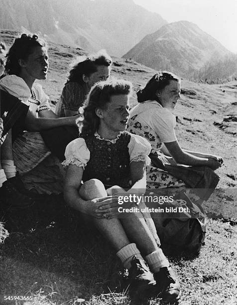 Ferienlager des BDM-Gaues Hochland auf der Marienbergalmüber dem Fernpass in Tirol: Bergwanderung- 1941