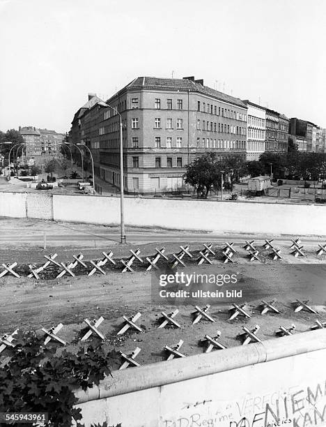 Blick von einem Besucher-Podest auf dieGrenzanlagen an der Bernauer Strasse- August 1984