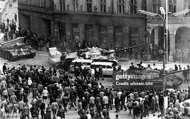 Einmarsch der Truppen der Warschauer Pakt-Staaten in die CSSR: sowjetische Panzer in Prag