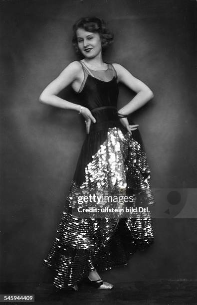 Lilian Harvey*-+actress, Germany / Great Britainwearing a fancy gown- date unknown, 1920iesphoto by Atelier Martin Badekow