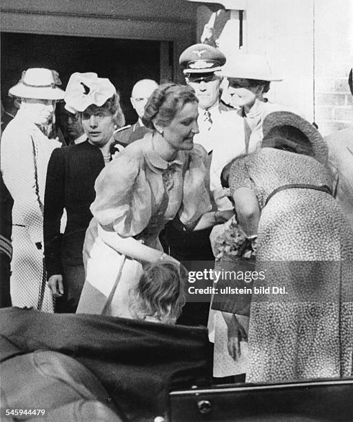 Besuch des Prinzregentenpaares bei Familie Goebbels - Prinzessin Olga begrüsst die Kinder; in der Gruppe nach links: Magda Goebbels und Hildegard...