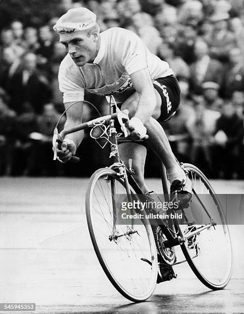 Sportler, Radsportler, Din einem Radrennen- März 1966