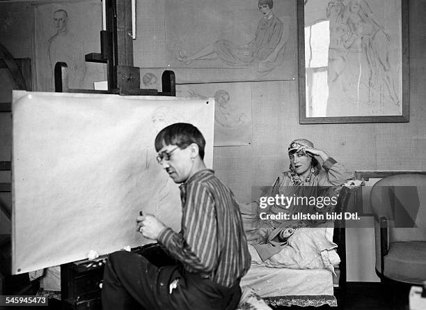 Tsuguhari Foujita painting the actor Blanche Dergan - 1927