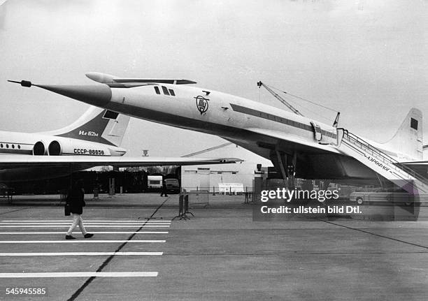 Das sowjetische Überschall-Passagierflugzeug TU-144 auf der 9. Deutschen Luftfahrtschau in Hannover- 1977