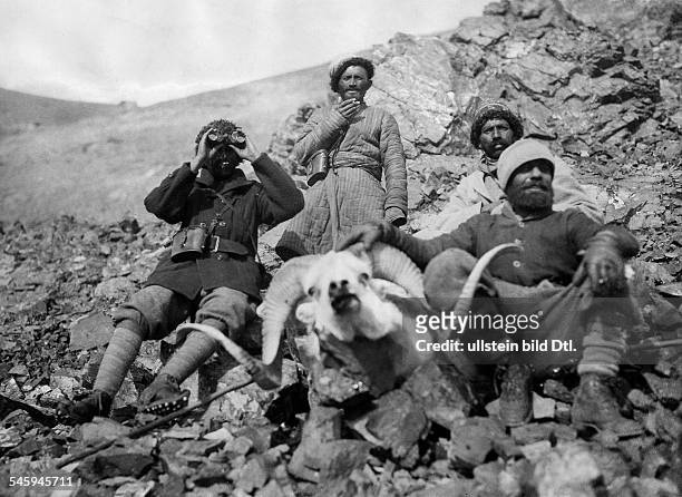 Roosevelt Theodore, sons: James Simpson Roosevelt Field Museum Expedition to Central Asia :Hunting groub with killed Ovis Poli on the right Theodore...