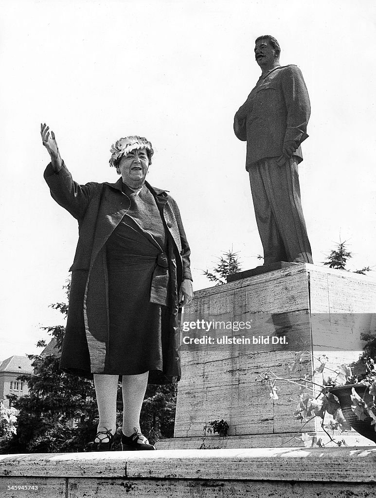 Elsa Maxwell - Journalistin, USA - Klatschkolumnistin - in Ostberlin am Stalin-Denkmal