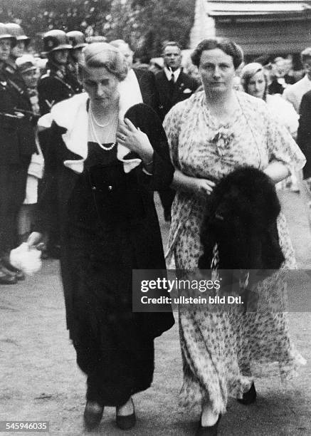 Wagner, Winifred, England *23.06.1897-+ Director of the Bayreuth Festival - during the Bayreuth Festival in a break with Magda Goebbels - 1934 -...