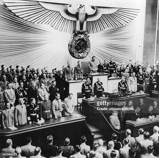 Eröffnung der Reichstagssitzung in derKroll-Oper durch Hermann Göring; auf derRegierungsbank erste Reihe von rechts:Adolf Hitler, Rudolf Hess,...