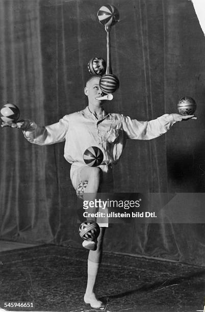 Performance of juggler Bob Ripa in the Scala , Berlin- photo: Cami Stone