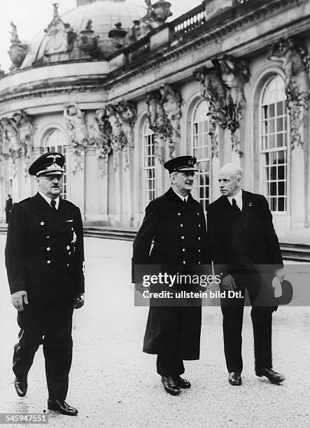 Der ungarische Reichsverweser Admiral Nikolaus Horthy von Nagybanya bei einer Besichtigung der Parkanlagen von Schloss Sanssouci in Potsdam;...