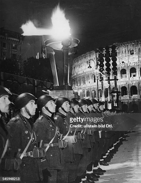 Faschistische Miliz als Ehrenformationvor dem Colosseum
